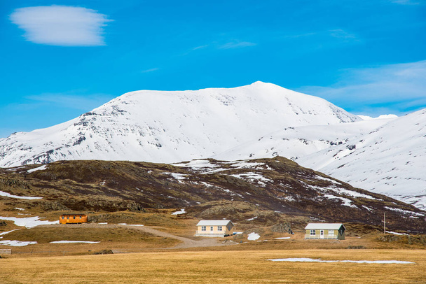 Εξοχικές κατοικίες Vacationa στην ισλανδική ύπαιθρο σε μια ηλιόλουστη ανοιξιάτικη μέρα - Φωτογραφία, εικόνα