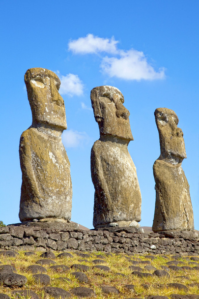 海、ラパヌイ、イースター島、チリに直面する唯一のモアイ像である 7 つのアフ akivi モアイの 3 つのビュー. - 写真・画像