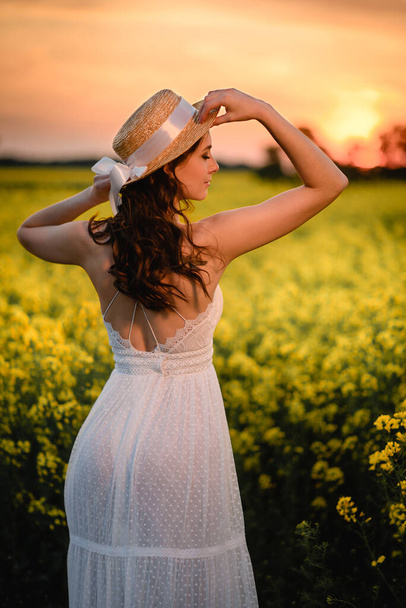 Nainen kukkivalla keltaisella pellolla.
. - Valokuva, kuva