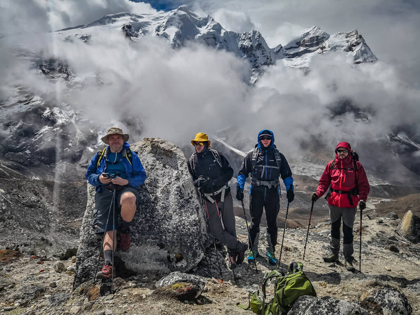 Група альпіністів на тлі гірського хребта в Гімалаях. - Фото, зображення