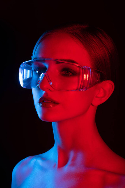 portrait of a girl with blue and pink light, a disco-style portrait, a girl in transparent big glasses, big eyes and smooth skin, a beautiful portrait, long neck, - Fotoğraf, Görsel