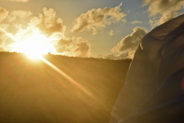 robe blanche sur fond de coucher de soleil
 - Photo, image