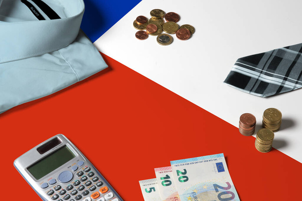 Flaga Chile na minimalnym stole koncepcyjnym pieniędzy. Monety i przedmioty finansowe na powierzchni flagi. Temat gospodarki narodowej. - Zdjęcie, obraz