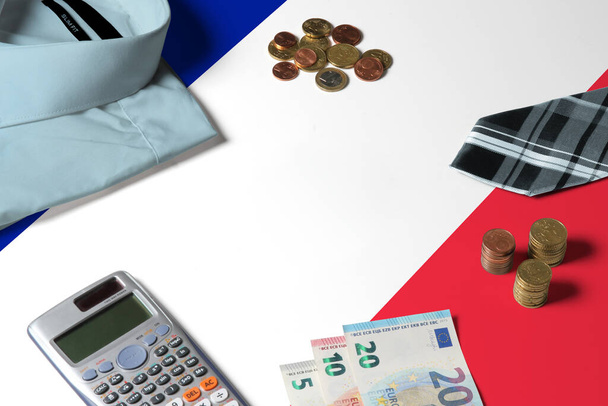 Francie vlajka na minimální peníze koncepce tabulky. Mince a finanční objekty na povrchu vlajky. Téma národního hospodářství. - Fotografie, Obrázek