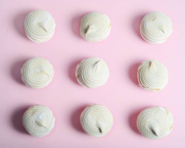 Nine vanilla marshmallows on a pink background - Foto, Imagen