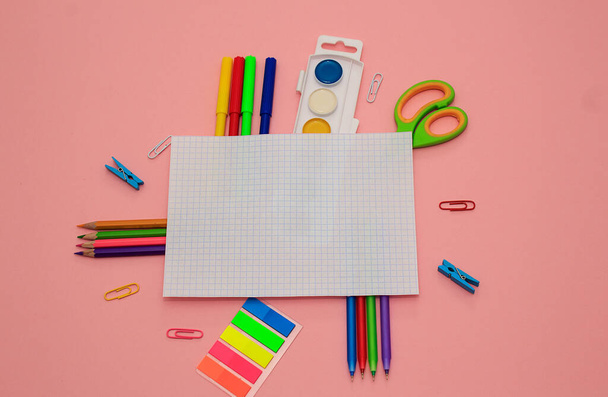 Okul aksesuarları (kalem, tükenmez kalem, hesap makinesi, ataç, kağıt, keçeli kalem, boya, makas) pembe kağıt üzerinde. Okul hazırlık konsepti - Fotoğraf, Görsel