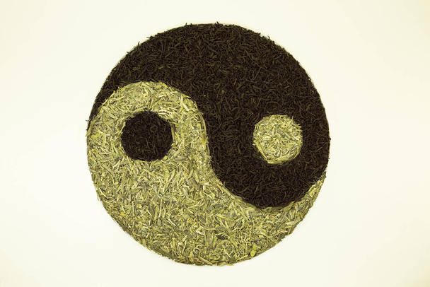 Assine Yin Yang com chá. Chá preto chinês usado e Lundzin verde. Conceito de alimentação saudável
. - Foto, Imagem