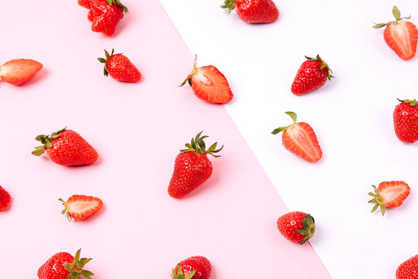 Nahtloses Muster mit Erdbeeren. Tropisch abstrakter Hintergrund. Erdbeere auf dem rosa-weißen Hintergrund. - Foto, Bild