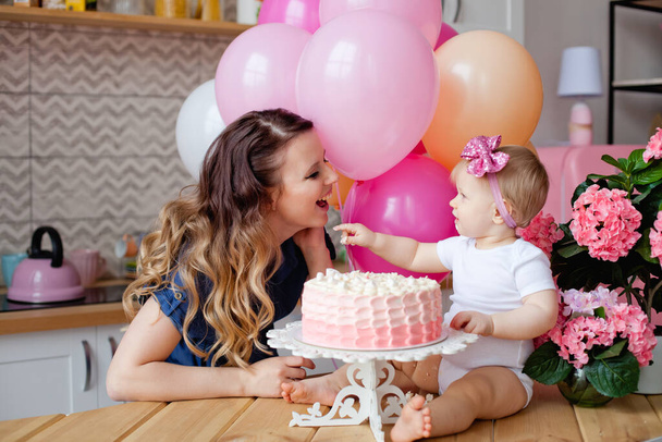 rodina na stole s narozeninovým dortem a balónky - Fotografie, Obrázek