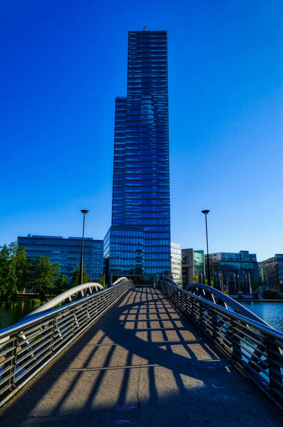 Híd és irodaház egy állami parkban Kölnben, Németországban - Fotó, kép