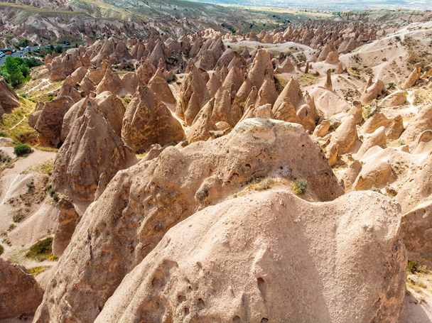 Luchtfoto van Nationaal Park Goreme, Tarihi Milli Parki, Turkije. De typische rotsformaties van Cappadocië met sprookjesachtige schoorstenen en woestijnlandschap. Reisbestemmingen, vakanties en avontuur - Foto, afbeelding