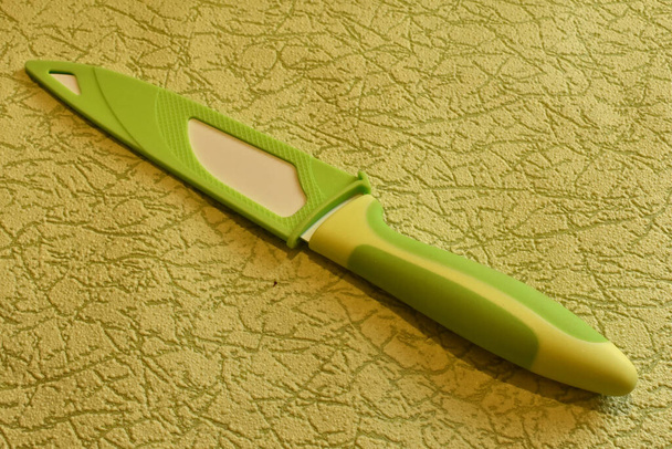 Tischmesser auf hellgrünem Hintergrund - Foto, Bild