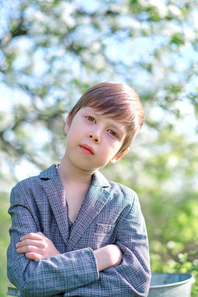 blond boy looking directly at the camera - 写真・画像