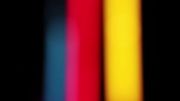 Abstrakte Farbe beleuchtet Hintergrund. Verschwommene bunte vertikale Leuchtstoffröhren, die im Wind schwanken - Filmmaterial, Video