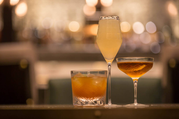 Een groep alcoholische cocktails op de bartafel. Vijf kleurrijke cocktails in glazen op bar in pub of restaurant. - Foto, afbeelding