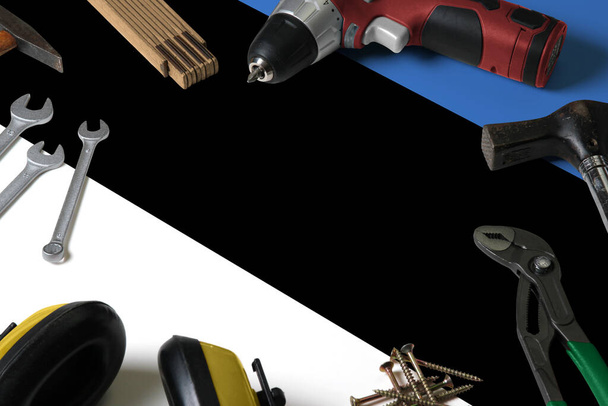 Estonie drapeau sur le concept d'outil de réparation fond de table en bois. Thème du service mécanique avec objets nationaux
. - Photo, image