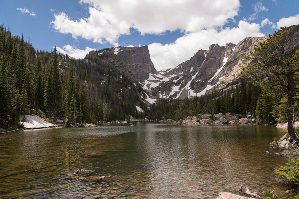 Kilátás a Dream Lake, Colorado a Rocky Mountain Nemzeti Park. - Fotó, kép