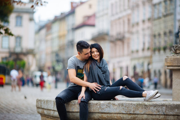 Couple have fun in the city. lviv - Foto, afbeelding