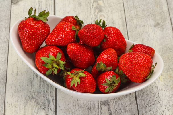 Savoureuse fraise sucrée dans le bol - Photo, image