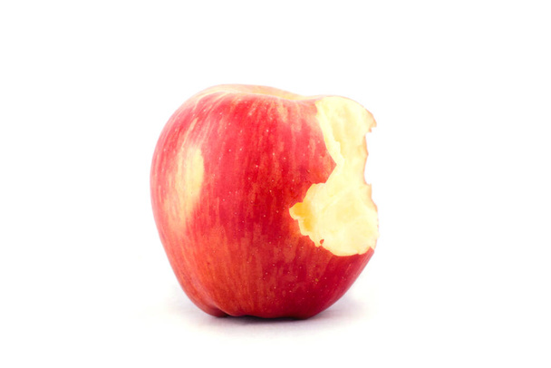 свіже червоне яблуко з відсутністю укусу на білому тлі здорове яблуко фруктова їжа ізольована
 - Фото, зображення