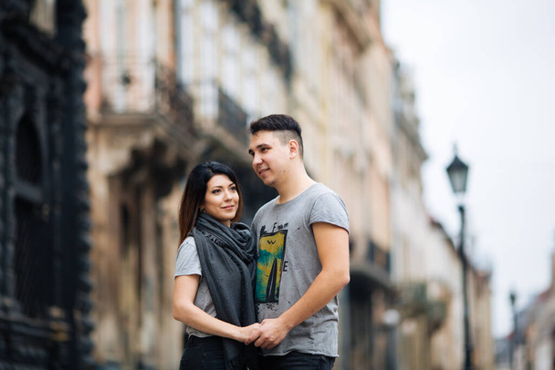 молодая пара позирует на фоне города, концепция путешествия - Фото, изображение