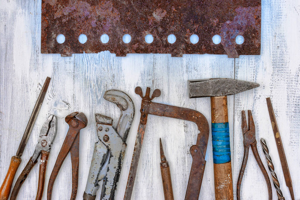 As ferramentas enferrujadas velhas encontram-se na bancada
 - Foto, Imagem
