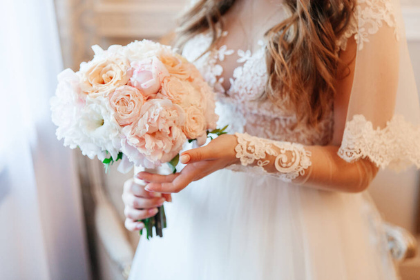 свадебный букет в руках невесты и на кресле, свадебные детали и обувь
 - Фото, изображение