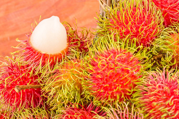 червоний рабутан солодкий смачний на фоні здоровий рабутан тропічна фруктова їжа ізольована
 - Фото, зображення