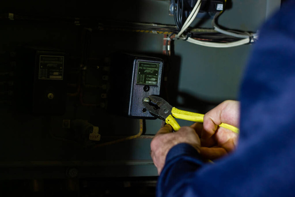 Techniker bei der Arbeit, Techniker repariert Elektrizität - Foto, Bild