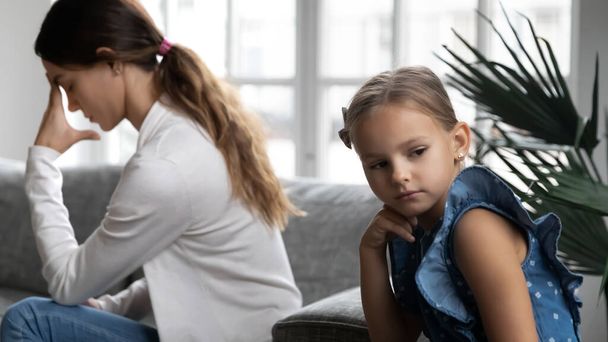 Beleidigte Mutter und kleine Tochter haben Missverständnis zu Hause - Foto, Bild