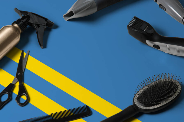 Aruba flag with hair cutting tools. Combs, scissors and hairdressing tools in a beauty salon desktop on a national wooden background. - Valokuva, kuva
