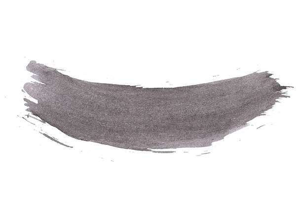 Sporen van zwarte verf van een borstel op een witte achtergrond, geïsoleerd. Grafische hulpbron, substraat, blanco voor ontwerp, abstracte ruimte voor tekst. - Foto, afbeelding