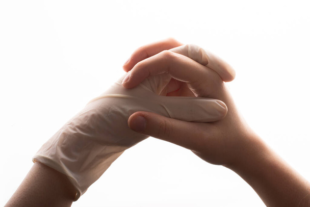 Chroniąca jałowa rękawica lateksowa. Koncepcja pandemii koronawirusa COVID-19 - Zdjęcie, obraz