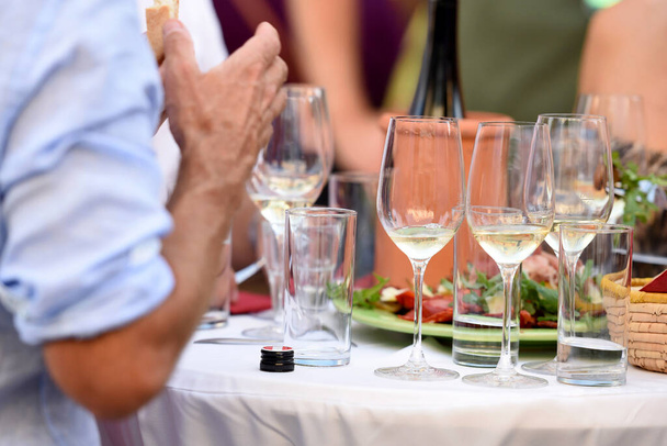 Unas copas de vino en una mesa de bar en verano
 - Foto, Imagen