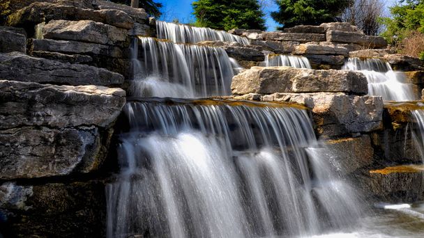 Richmond Hill, Ontario / Kanada - 08. Mai 2019: Blick auf den Wasserfall im Richmond Green Sports Centre und Park. Schön, landschaftlich reizvoll und für Besucher sehr attraktiv. - Foto, Bild