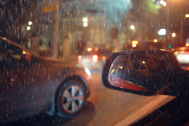 Autoverkehr in der nächtlichen Stadt, Blick aus dem Auto, Beleuchtung abstrakter Auto-Hintergrund - Foto, Bild