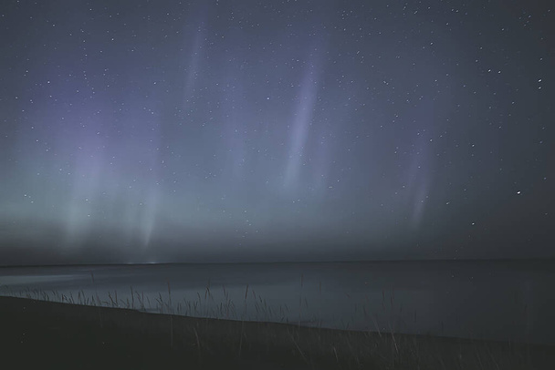 καλοκαιρινό τοπίο aurora borealis, άποψη της ακτινοβολίας του ουρανού, αφηρημένη νυχτερινή φύση - Φωτογραφία, εικόνα