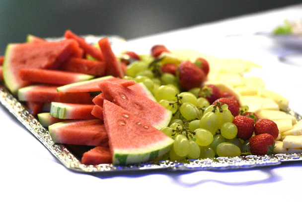 Ovocný bufet se spoustou ovoce - hrozny, melouny, jahody, sýr - Fotografie, Obrázek