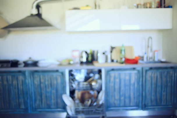 máquina de lavar louça aberta na cozinha, pratos dentro, pratos limpos na vista do estilo de vida da cozinha
 - Foto, Imagem