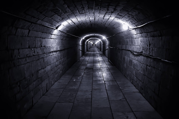 vue sur le tunnel du château, sombre perspective de passage souterrain, vieux château européen, vue abstraite
 - Photo, image