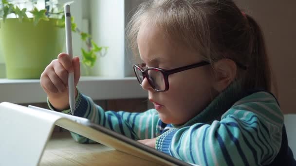 Kleines Mädchen mit Tablet und Stift lernt online zeichnen - Filmmaterial, Video