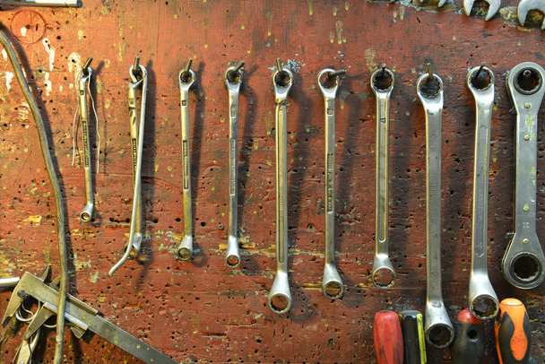 Las herramientas de un taller mecánico, en una pared
 - Foto, imagen