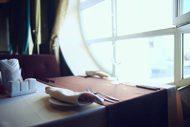 абстрактный фон, ресторанная концепция размытый фон вечерняя вилка для еды, нож, столовые приборы, сервировка стола
 - Фото, изображение