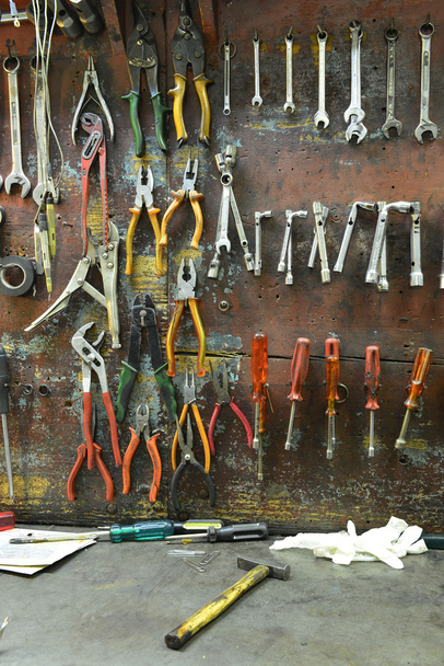 instrumenten van een mechanische werkplaats, op een muur - Foto, afbeelding