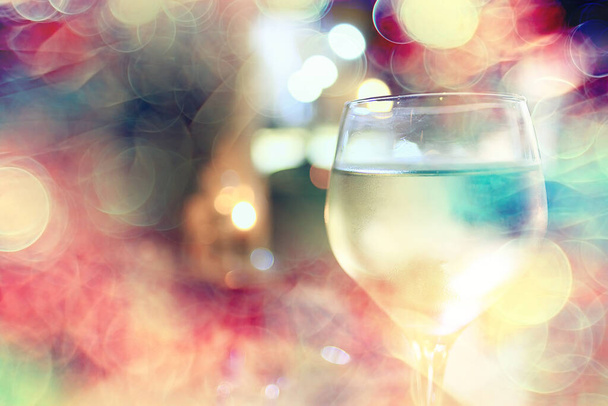 evening in a restaurant, blurred abstract background, bokeh, alcohol concept, wine glasses in a bar - Fotoğraf, Görsel