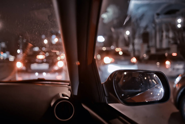tráfego de carros na cidade noturna, vista do carro, luzes abstrato auto fundo
 - Foto, Imagem