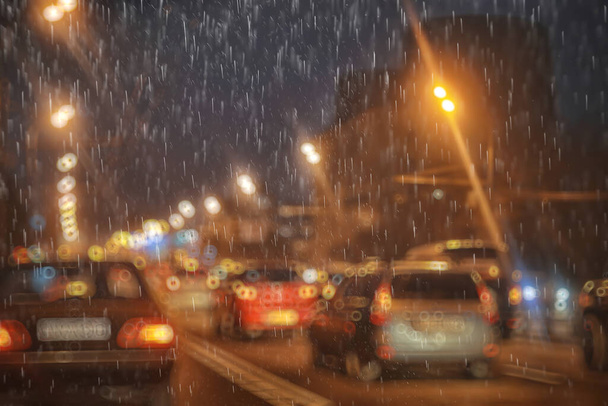 ruch samochodów w mieście nocy, widok z samochodu, światła abstrakcyjne tło samochodu - Zdjęcie, obraz