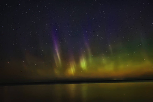 zomer landschap aurora borealis, uitzicht op de straling van de lucht, abstracte nacht natuur - Foto, afbeelding