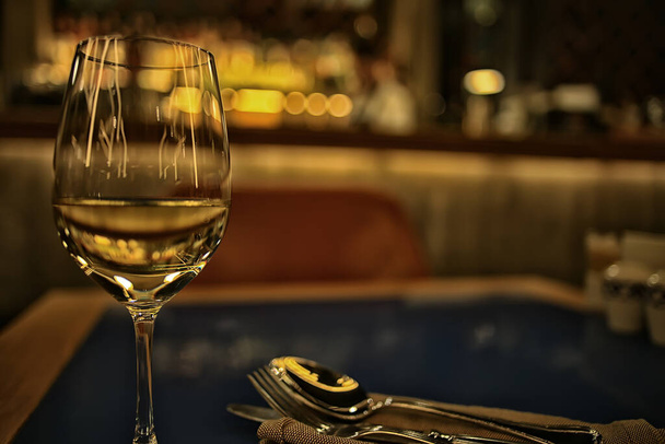 evening in a restaurant, blurred abstract background, bokeh, alcohol concept, wine glasses in a bar - Valokuva, kuva