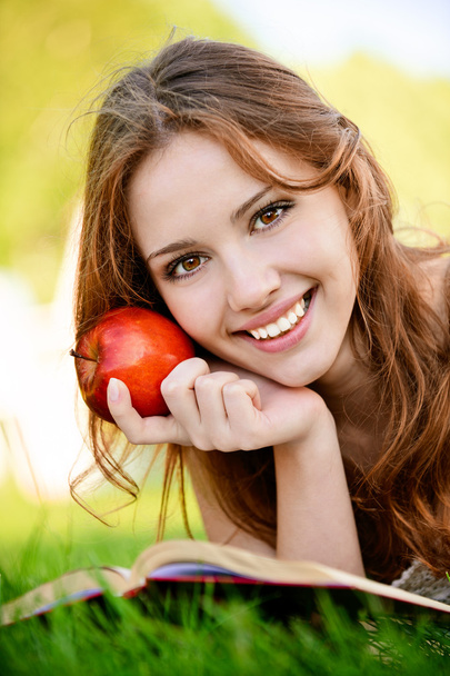 Девушка с книгой и яблоком
 - Фото, изображение